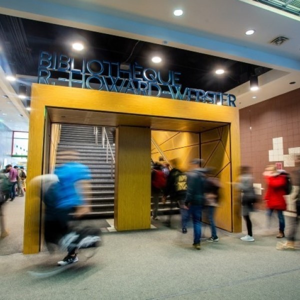 people in front of the LB 1 entrance to the Webster Library